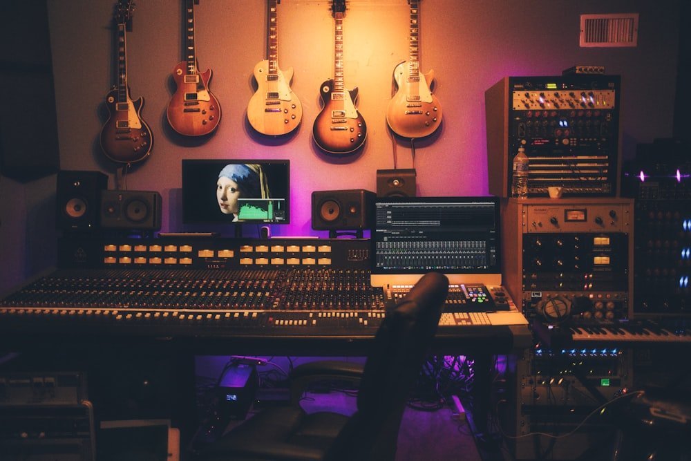 Tường tiêu âm và thiết bị thu âm trong studio tại gia chuyên nghiệp